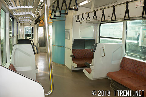 キハE130-1車内