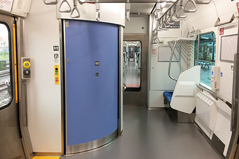 HB-E211形後位車端部