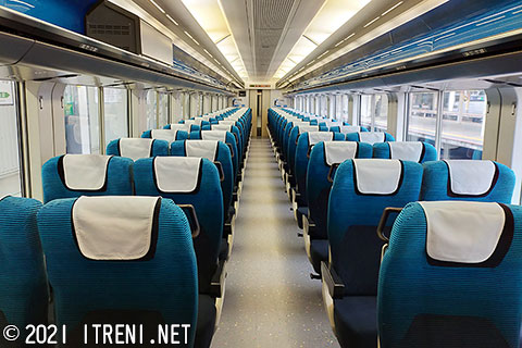 モハE256-2110車内