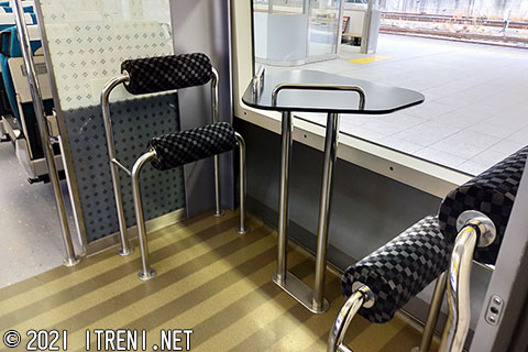 モハE257-2110車内