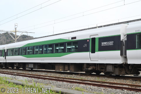 モハE256-5105