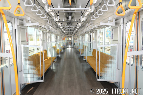 モハ84501客室内