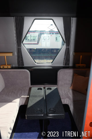 東武鉄道クハN101-1車内